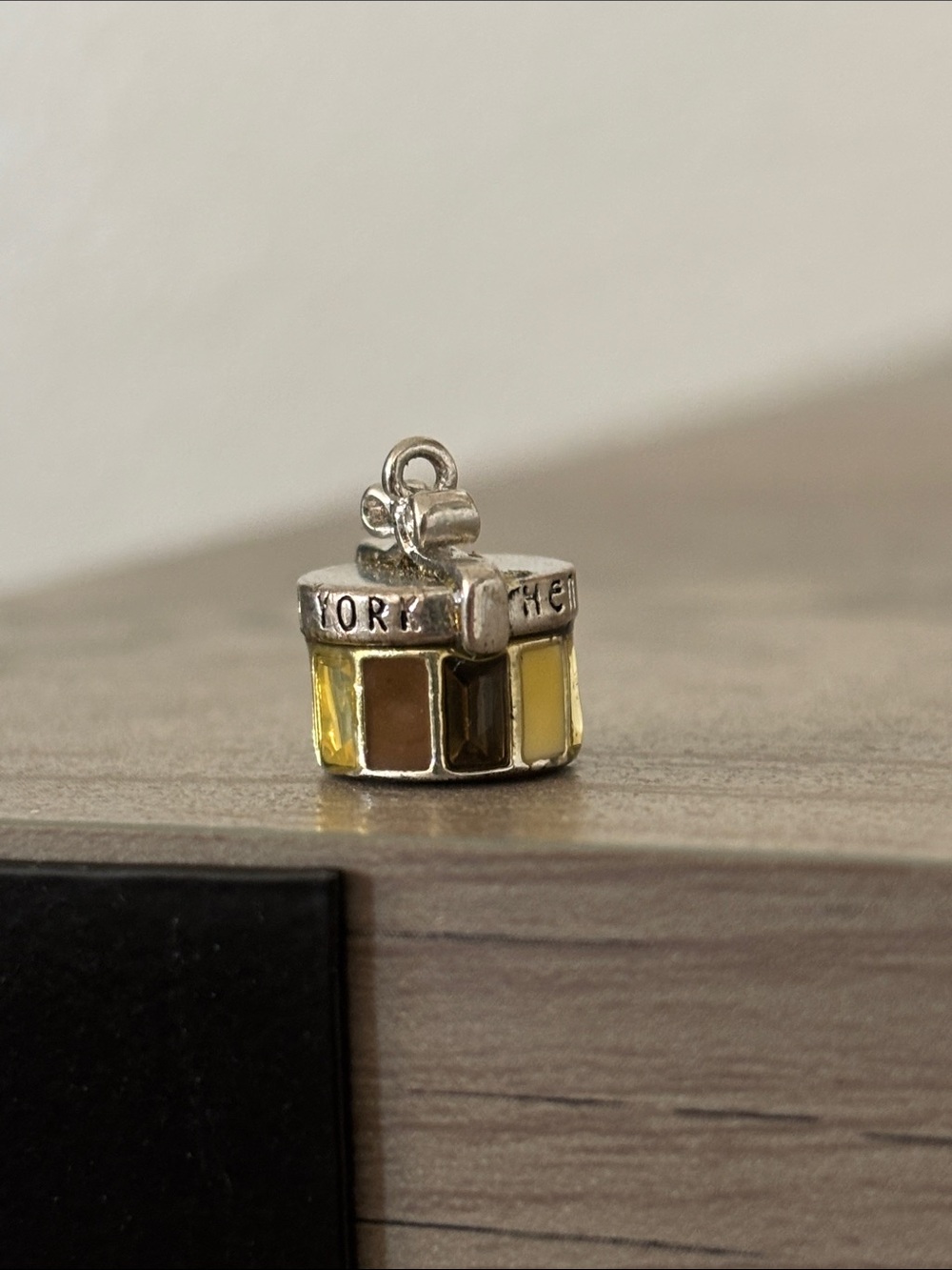 Henri Bendel hat box charm vintage - Picture 5 of 9